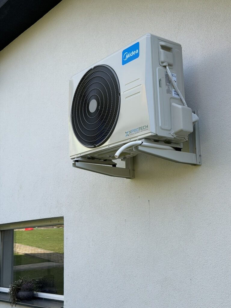 Vonkajšia jednotka Midea na konzole, detail – Lutiše