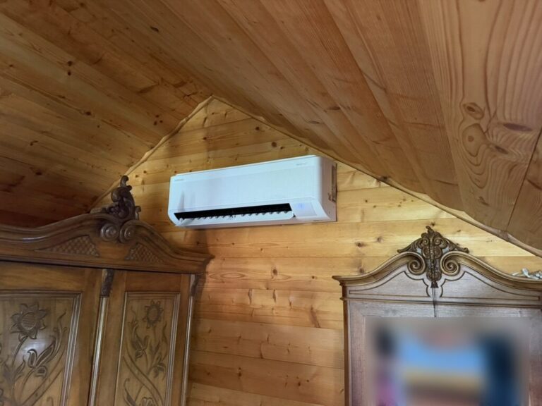 Klimatizácia Samsung WindFree v podkroví s dreveným obkladom – Višňové