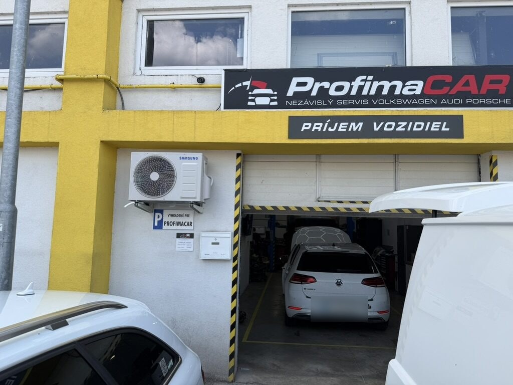 Vonkajšia jednotka Samsung pri vstupe do autoservisu – Žilina