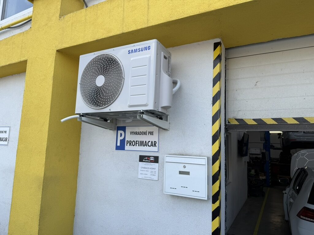 Vonkajšia jednotka Samsung na fasáde autoservisu, detail – Žilina